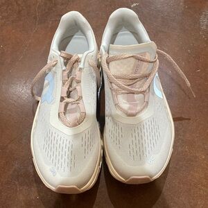 On Running tennis shoes